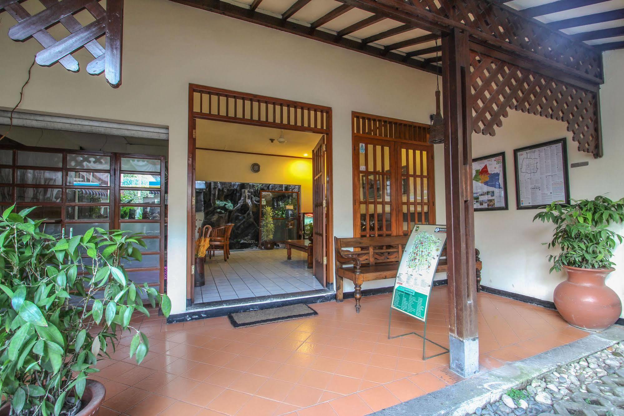 Delta Homestay Джокьякарта Экстерьер фото
